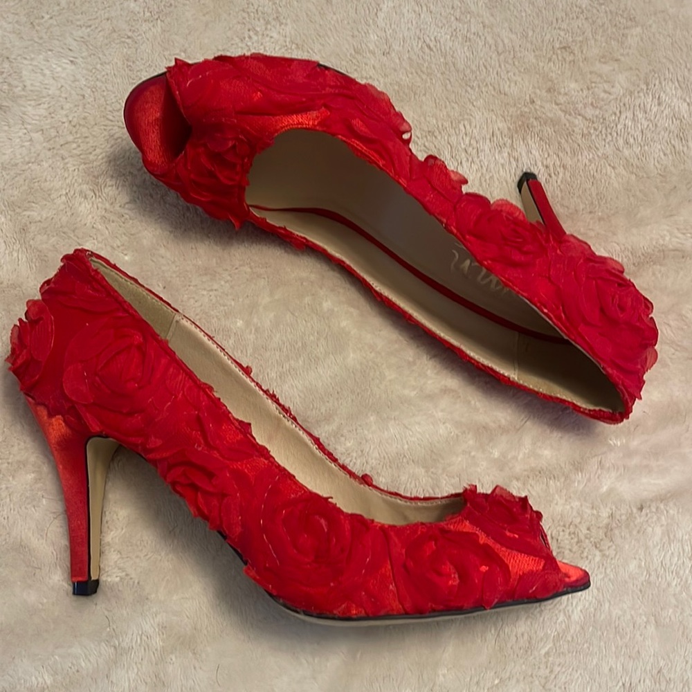 Red rose pumps
